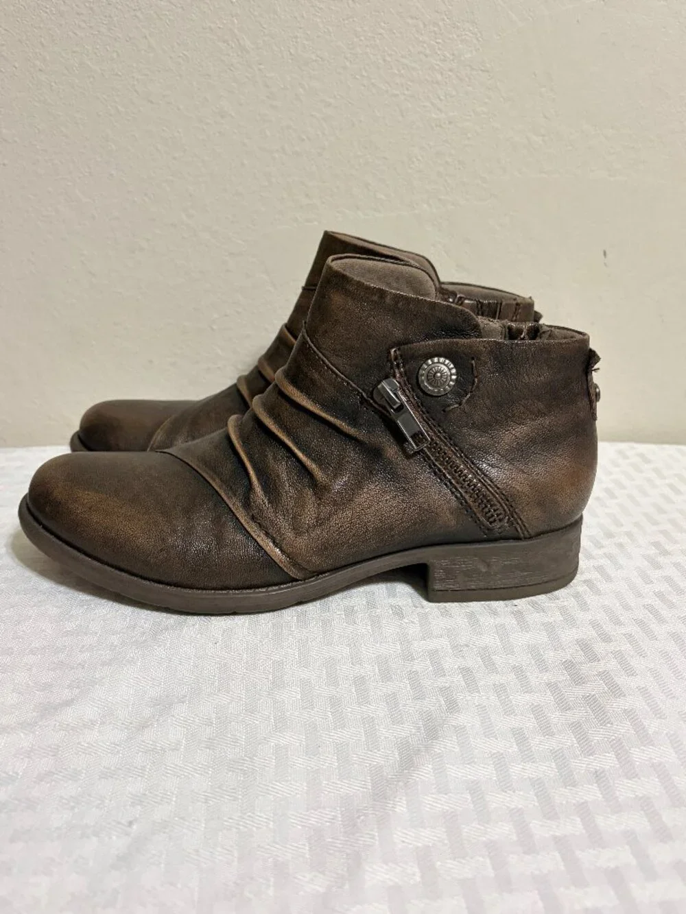 Earth Relief Pod Ronan Distressed Leather Ankle Booties Size 6.5